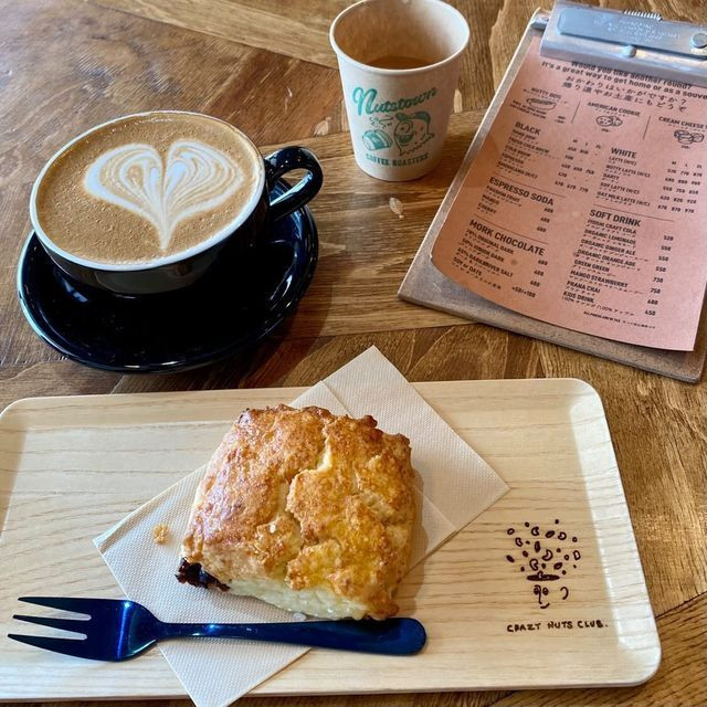 「ナッツタウンコーヒーロースターズ」。地元の女子にも人気のカフェで本格的な珈琲がいただける / 2