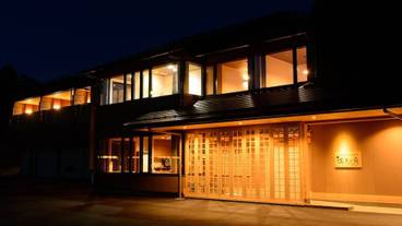 施設の正面 (日没後) / 1