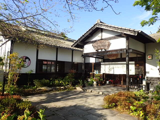 食事や入浴はこちらの建物