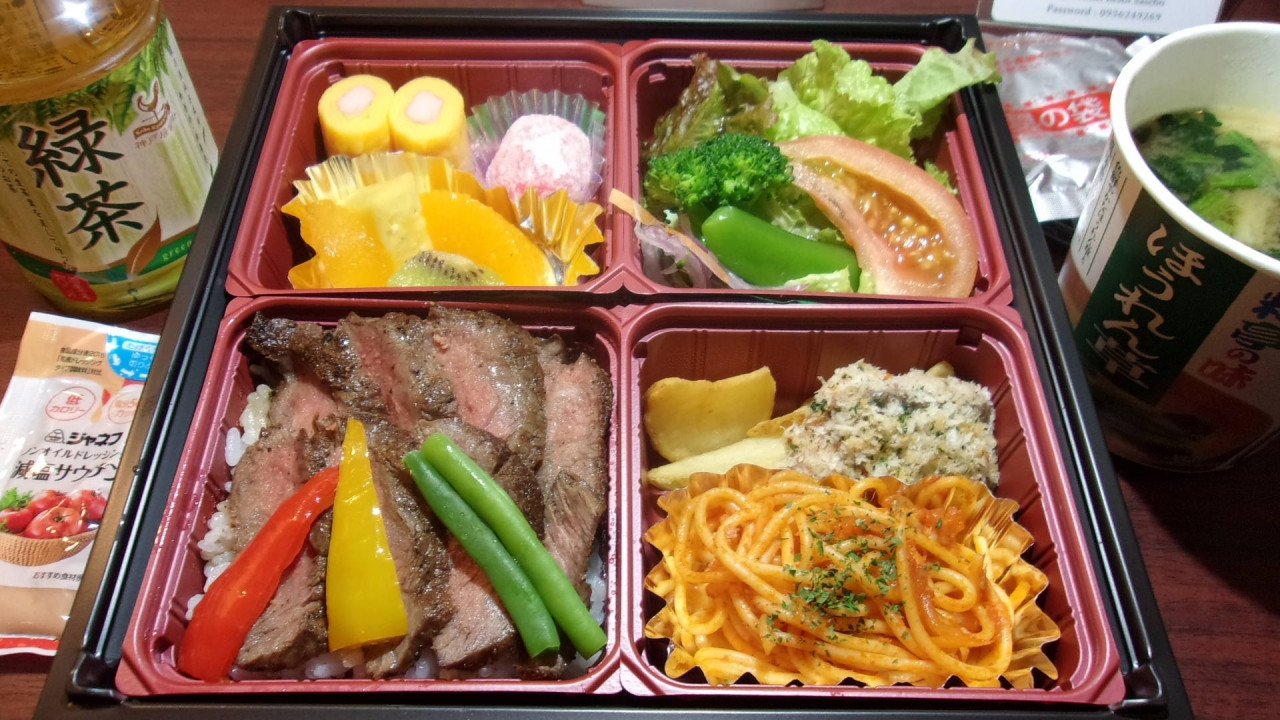 朝食はコロナで弁当対応。味噌汁、お茶付の洋風折り詰め。