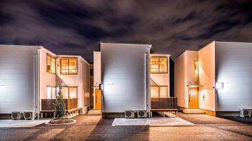 施設の正面 (日没後) / 1