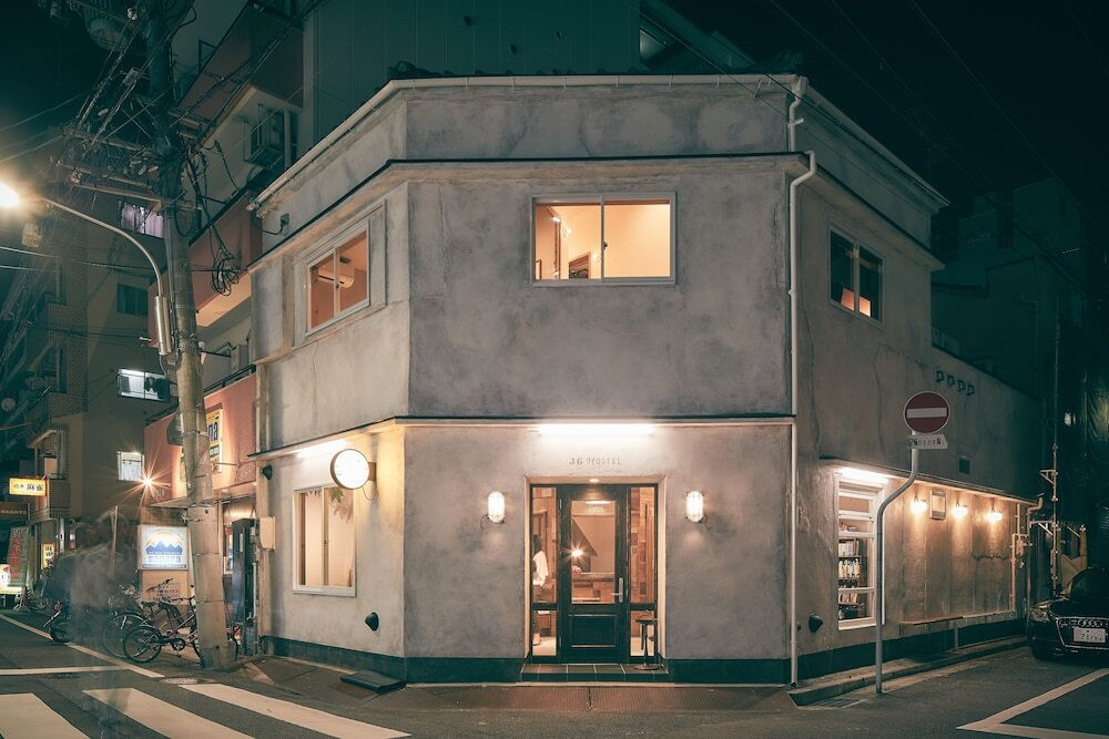 施設の正面 (日没後)