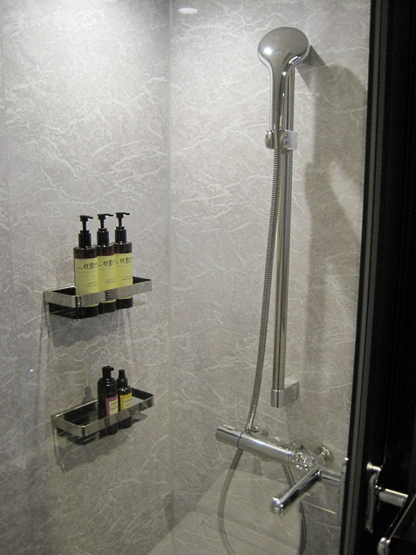 バスタブはありません、シャワールームとなります。