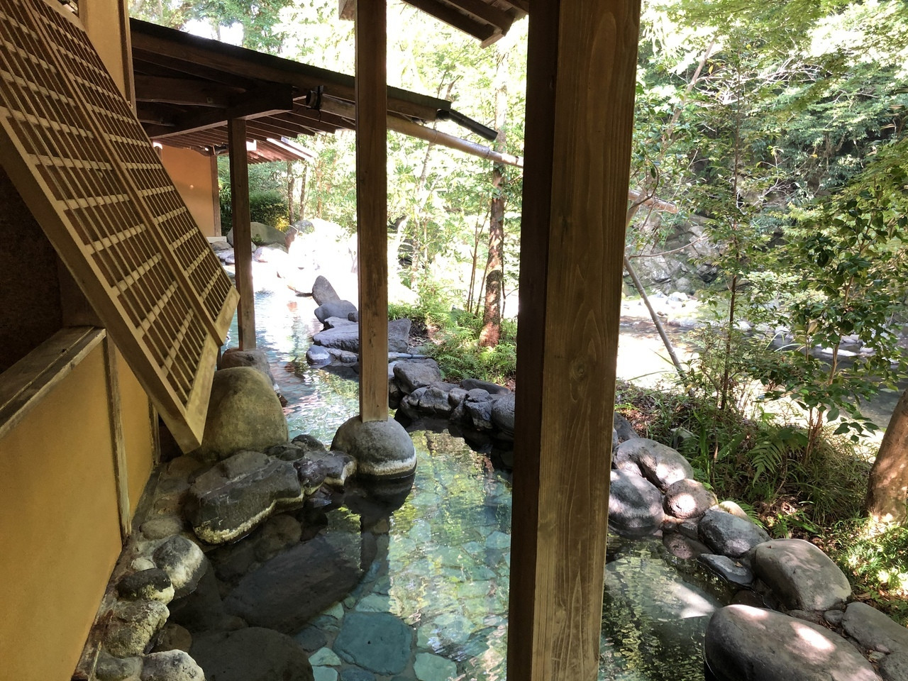 川のせせらぎと源泉かけ流しの湯に癒される4244681