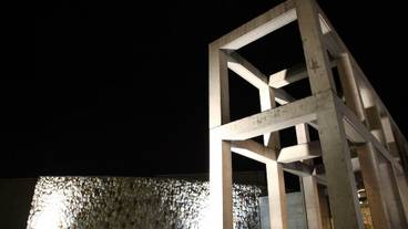 施設の正面 (日没後) / 2