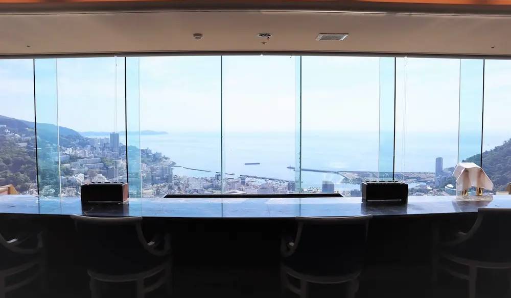 9階の「海を見渡す絶景オフィス」は穴場の施設!無料のドリンクを飲みながら開放的な空間で作業もはかどりました。