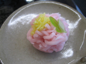 「彩雲堂 本店」 料理 4047703 季節の和菓子『ぼたん』