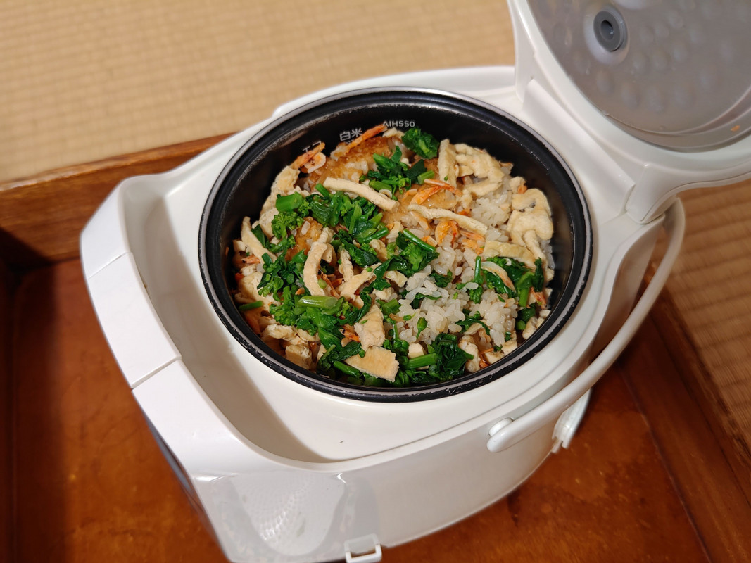 夕食の炊き込みご飯  炊飯器一杯が三名分！