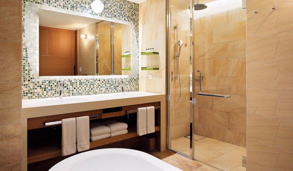 レインシャワーを浴び
優雅なバスタイム / 2