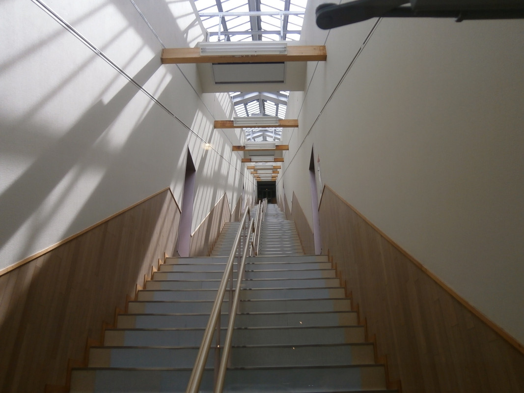 温泉施設は山上へ続く階段の上？