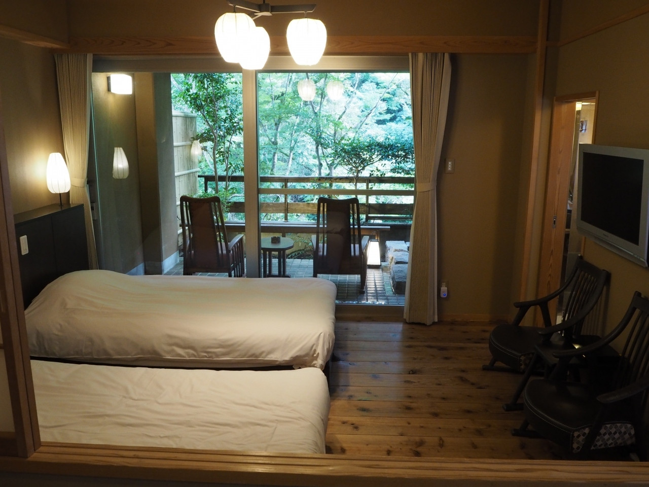 川のせせらぎと源泉かけ流しの湯に癒される4244679