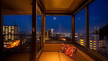 新館 月ノ想／メゾネットルームのソファと眺望一例① / 7