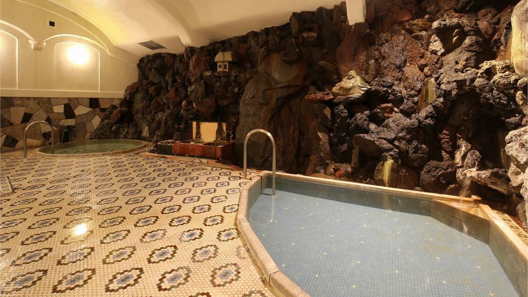 洞窟気分も味わえる大正風呂 / 1