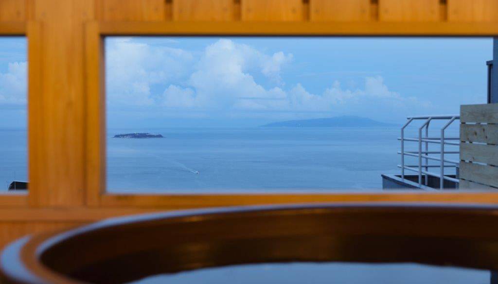 朝風呂は
半露天浴場「天空」で / 2