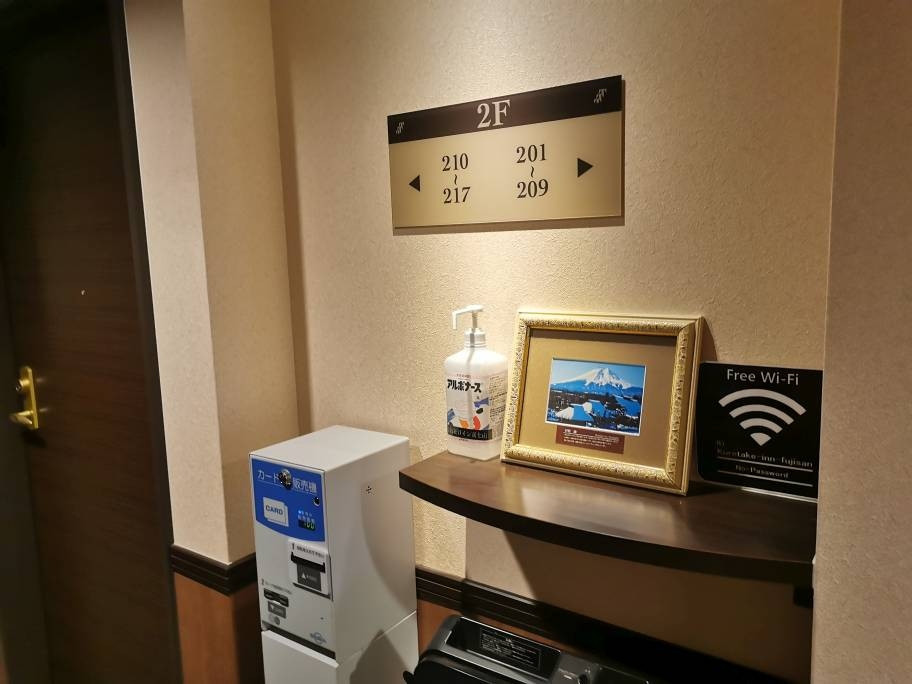 エレベーター前にはアルコールも設置されています