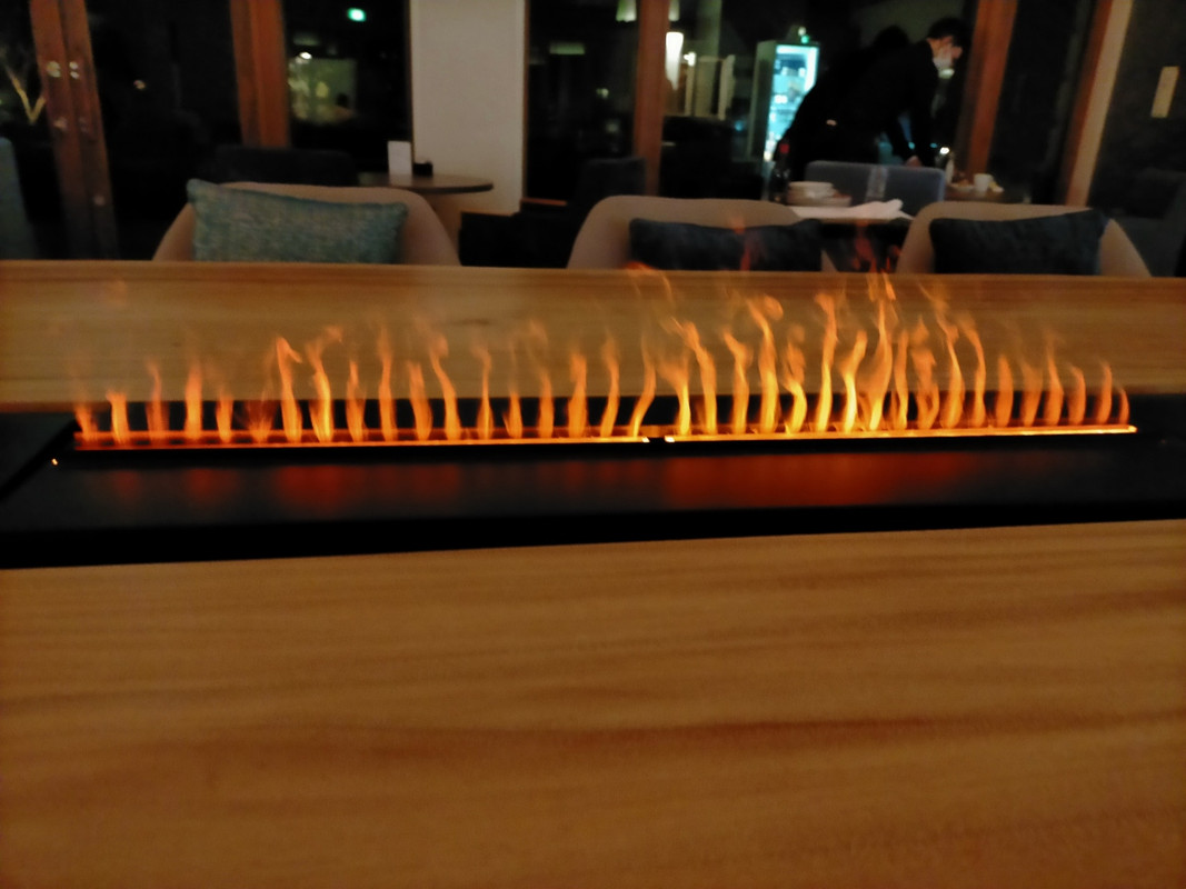 ラウンジのテーブル