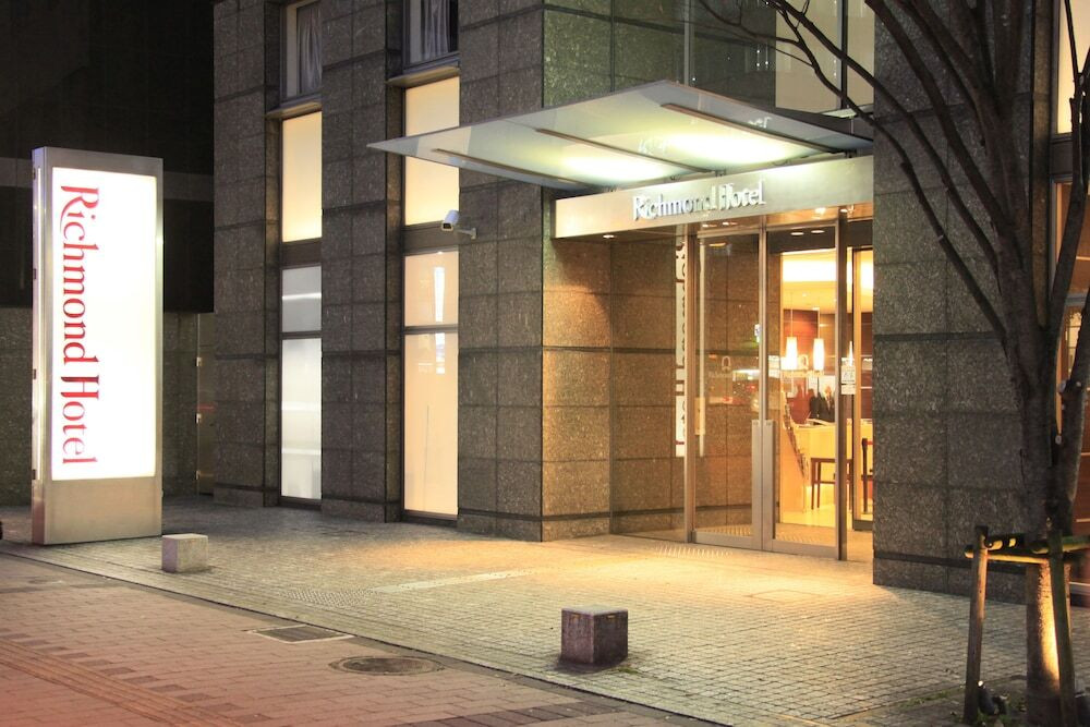 施設の正面 (日没後)