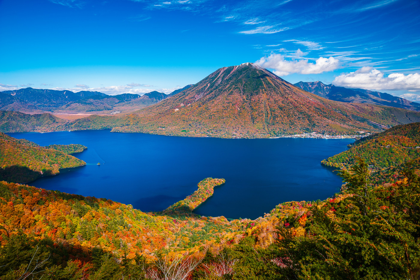 秋の日光・半月山展望台からの景色・中禅寺湖と男体山と八丁出島【栃木県】