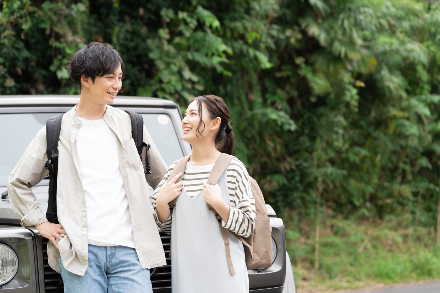 車で外出する男女