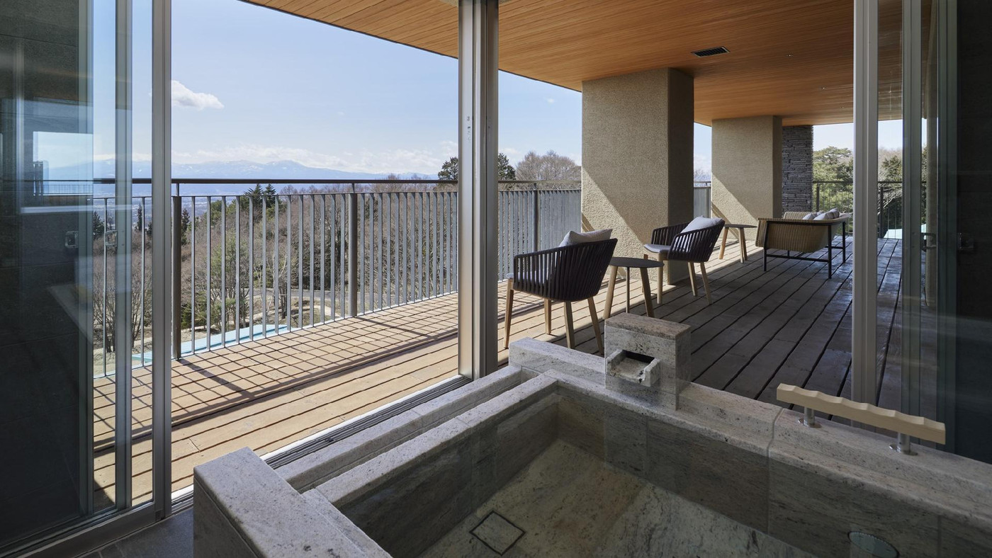 全室に半露天風呂付き。温泉&美食に酔いしれる“森のオーベルジュ”4256597