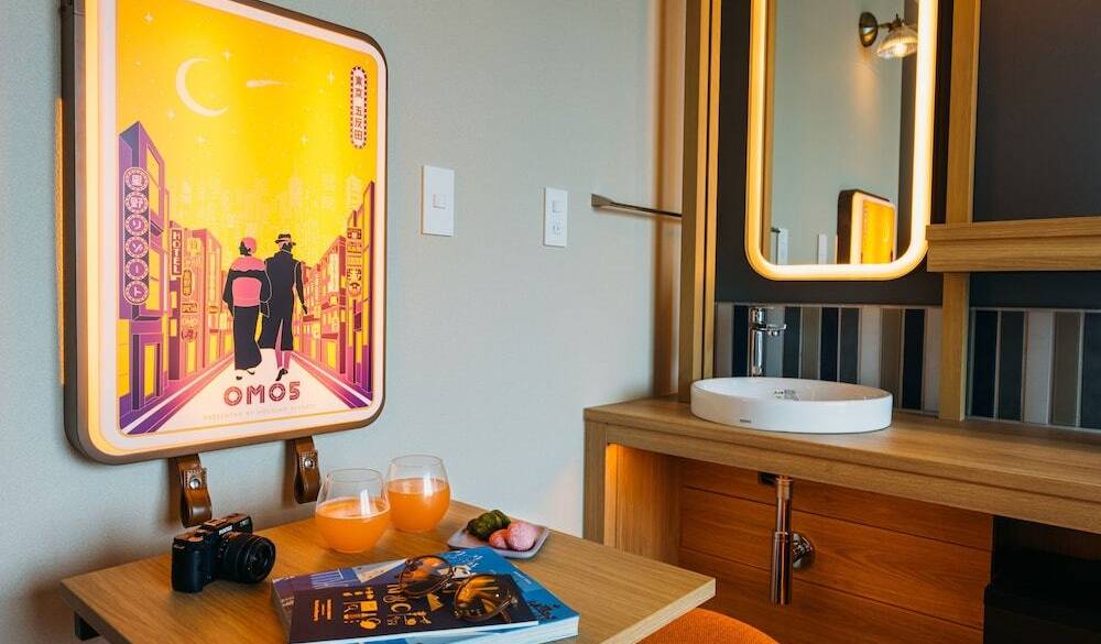 客室の洗面と折り畳み式テーブル / 5