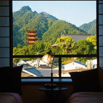 宮島の海を眺めて非日常感を味わう3677064