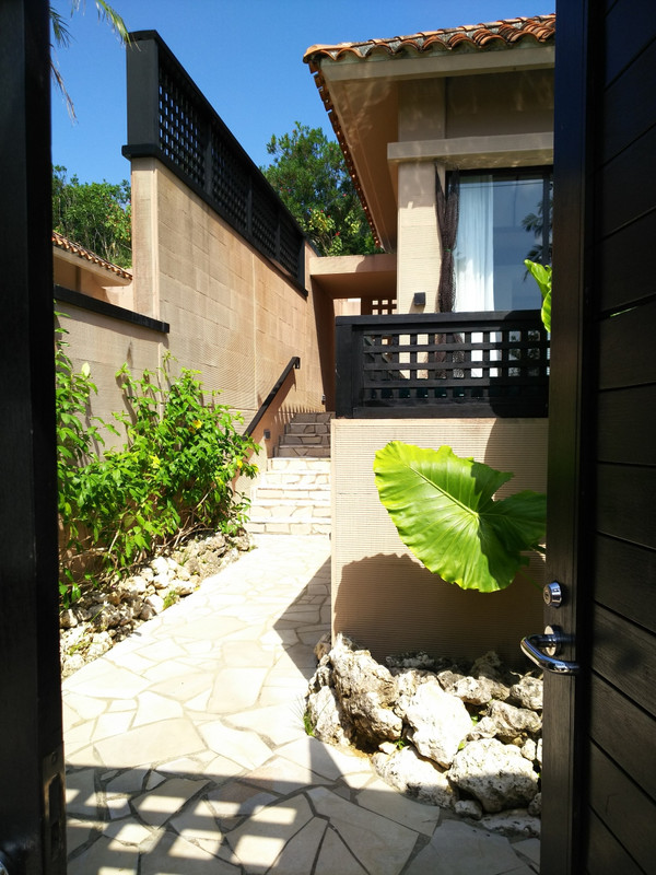 ヴィラの門の扉を開けると広がるプライベートな空間