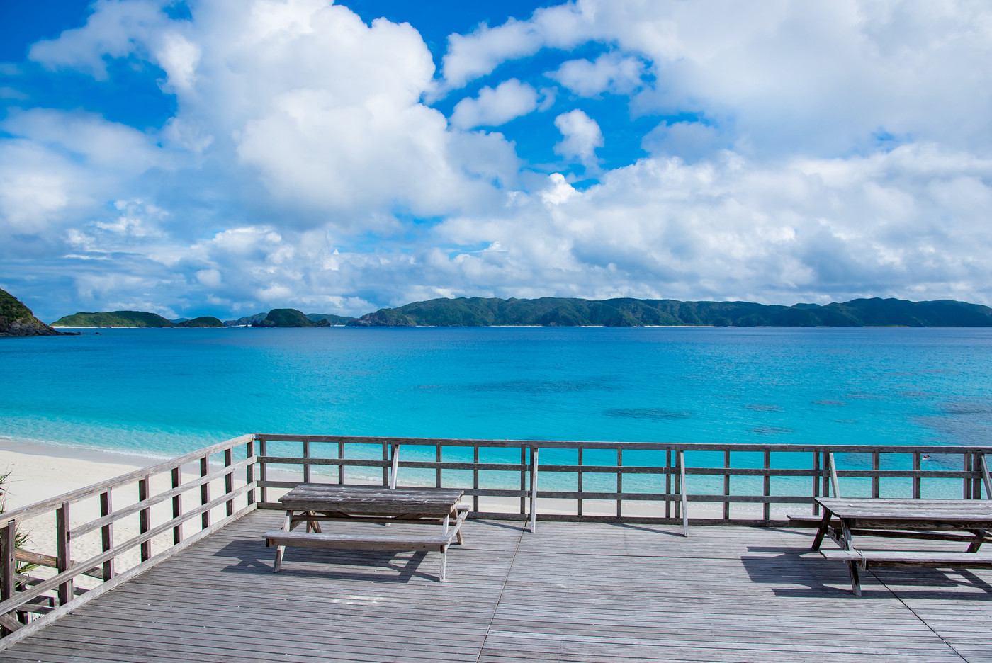 沖縄　古座間味ビーチのサンデッキ