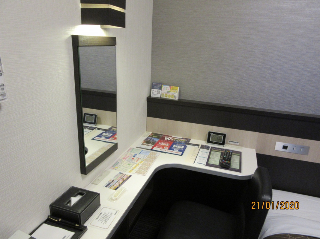 書類も置けない狭すぎるデスク廻り