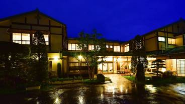 施設の正面 (日没後) / 2