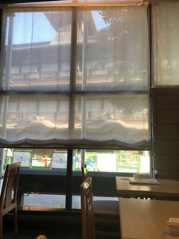 道後温泉本館を眺めながらお食事