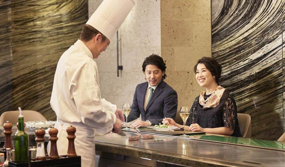 ホテル内で
豪華ディナー / 1