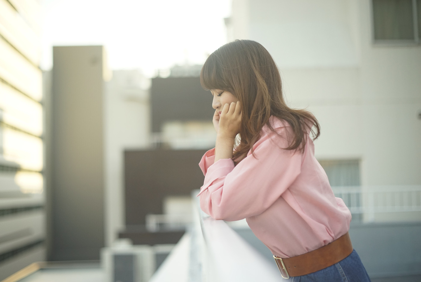 仕事の休憩で屋上で休む働く女性