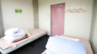 ツインルームシングルサイズベッド 2 台禁煙共用バスルーム