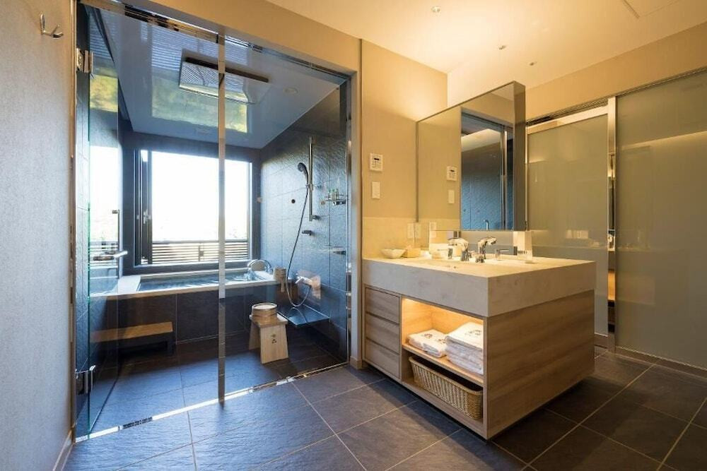 東館/客室の銀泉半露天風呂一例①