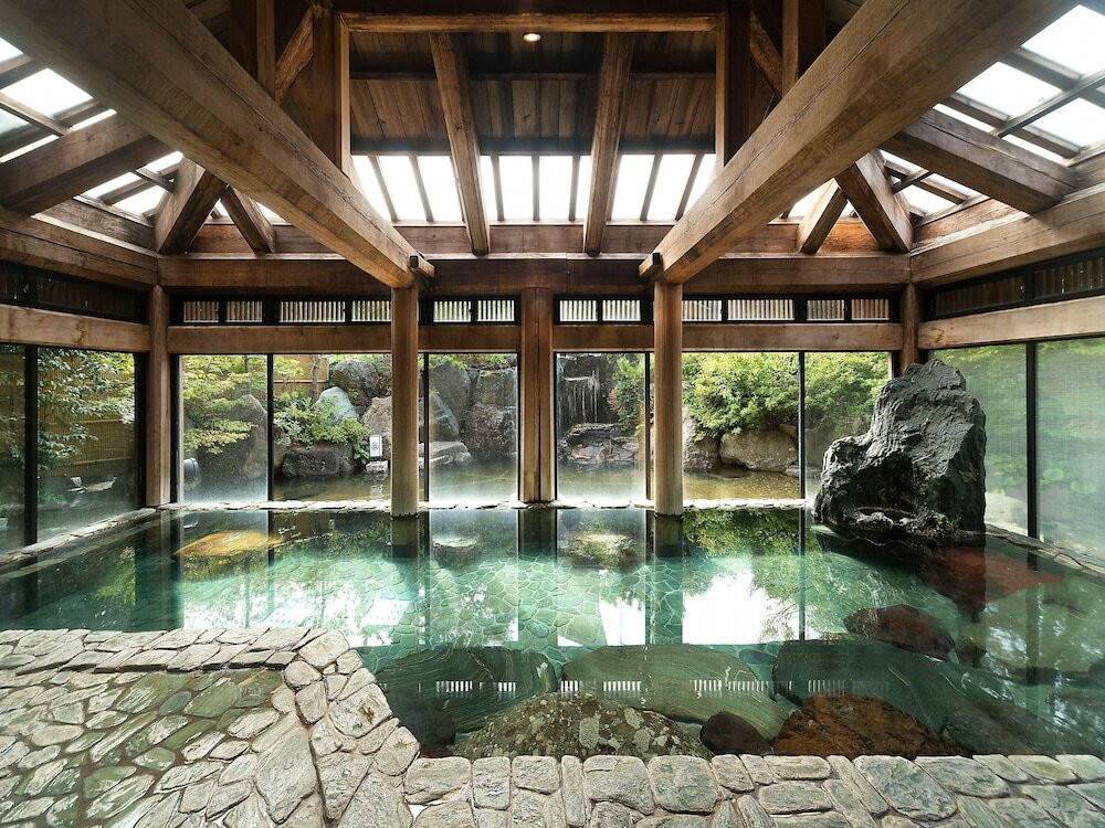 大迫力の巨石が目を引く大浴場と貸切風呂で癒される3926953