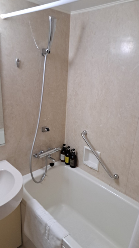 バスタブは割と広い