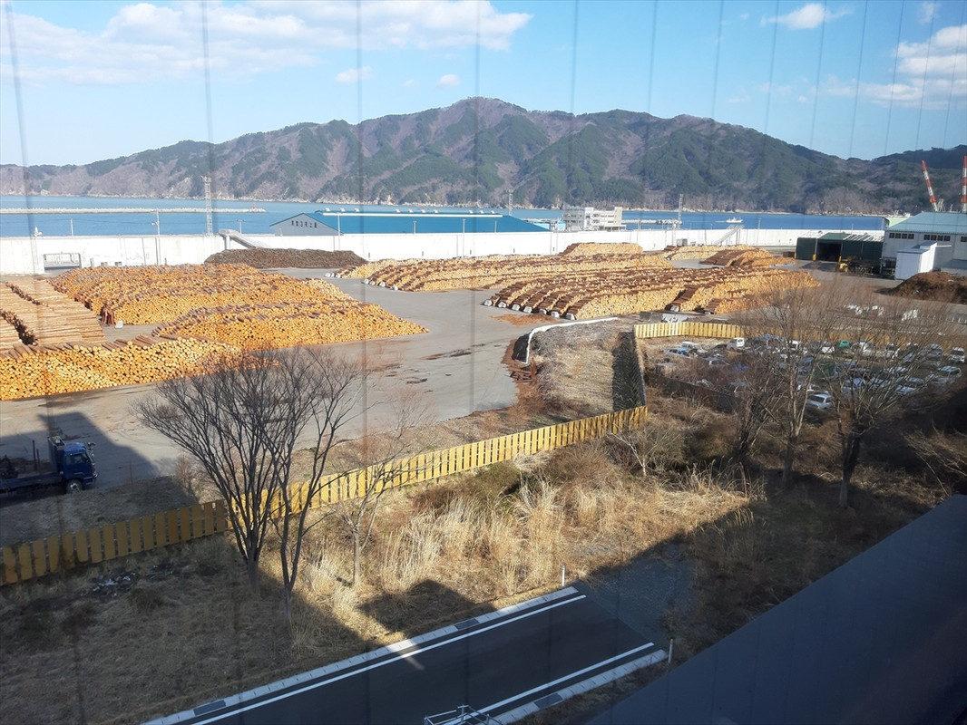 客室の窓から見た藤原埠頭と宮古湾向こうの月山（がっさん）。