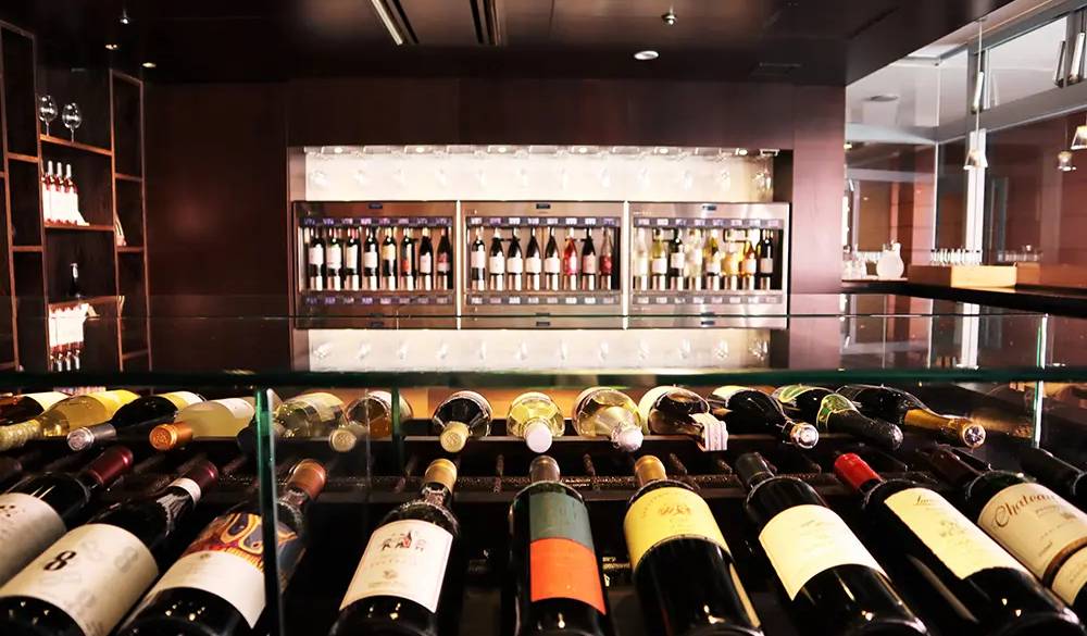 常時24種類の飲み頃ワインが揃う「八ヶ岳ワインハウス」。ホテルがある山梨県や隣の長野県から厳選されているので、地元のワインを堪能できます。