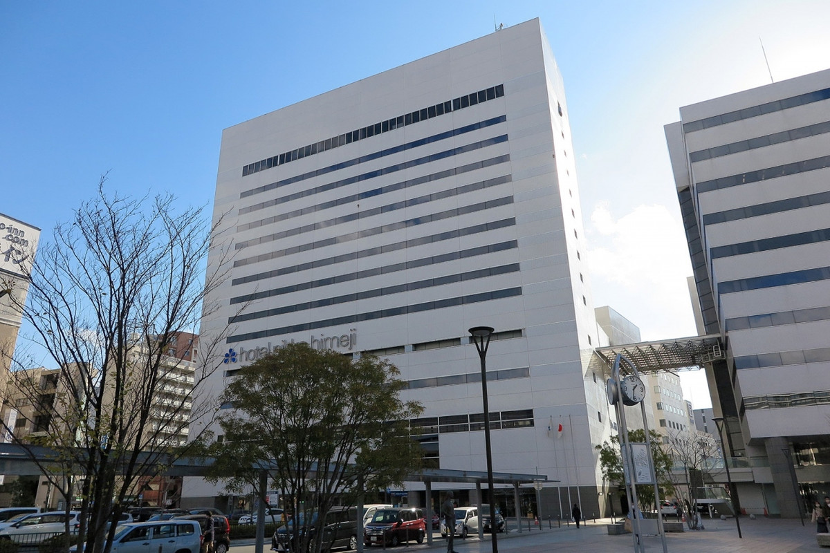 JR「姫路」駅南口を出れば目の前です