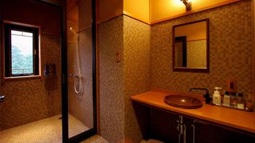 Bathroom / 12