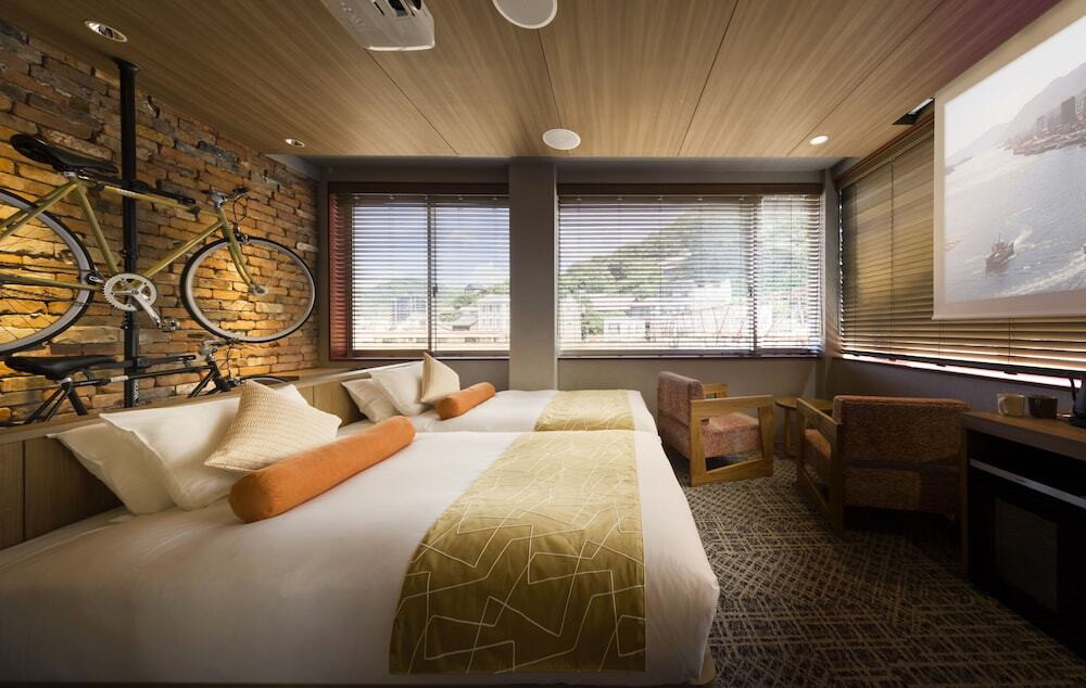 コーナーサイクルツイン／ベッドサイド