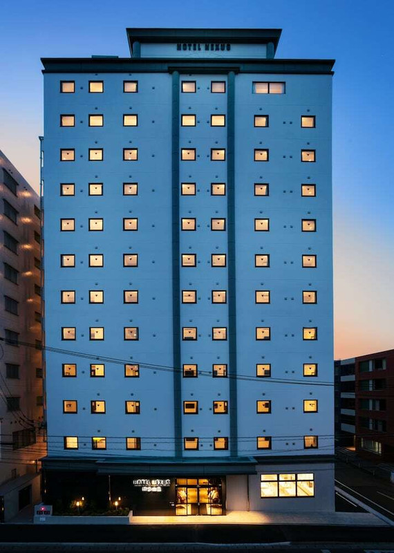 施設の正面 (日没後)