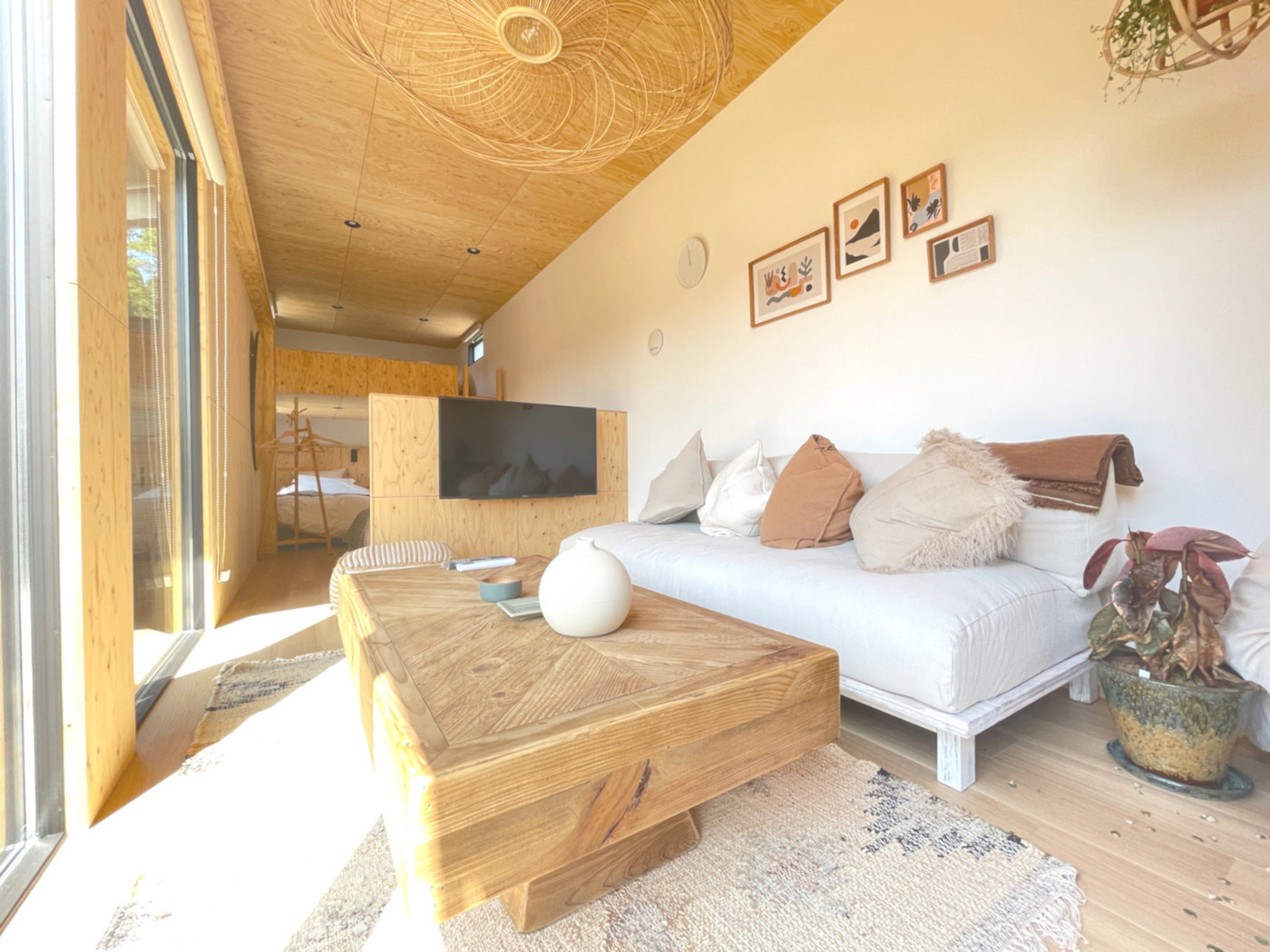 富士山を望むトレーラーハウスでラグジュアリーなグランピング体験3929116