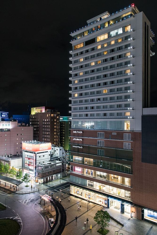 ホテル外観 (夜)