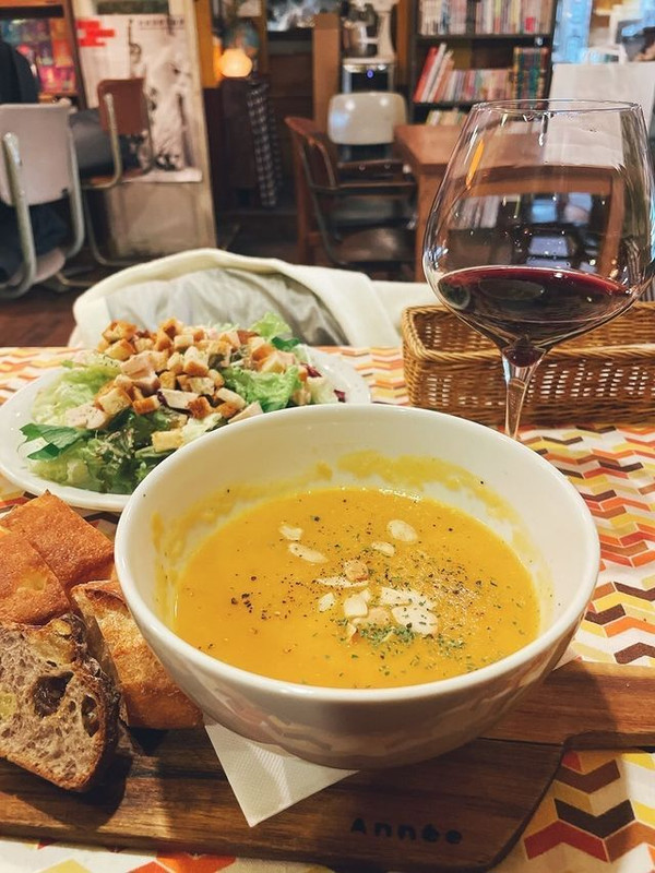 アネのスープセット。サラダと本日のスープ、パン付き。ワインやビールもあり / 1