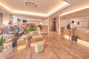 明るく暖かい印象のロビー