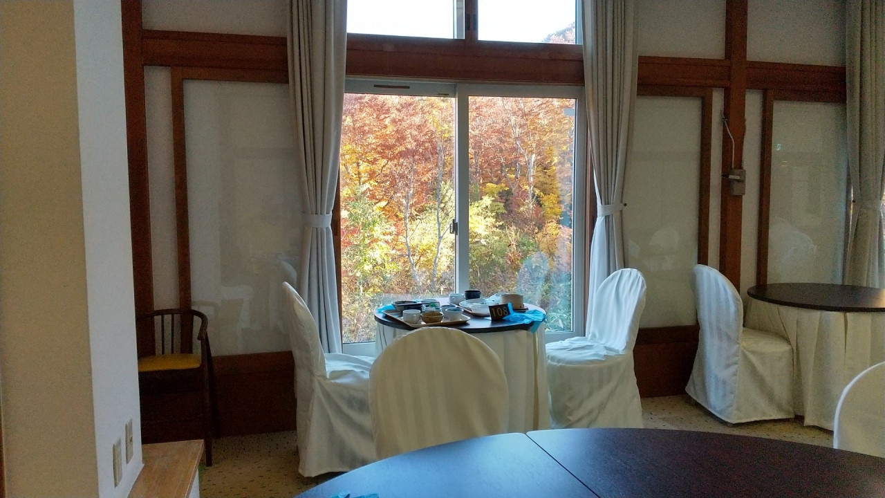 朝食会場から望む紅葉の絶景