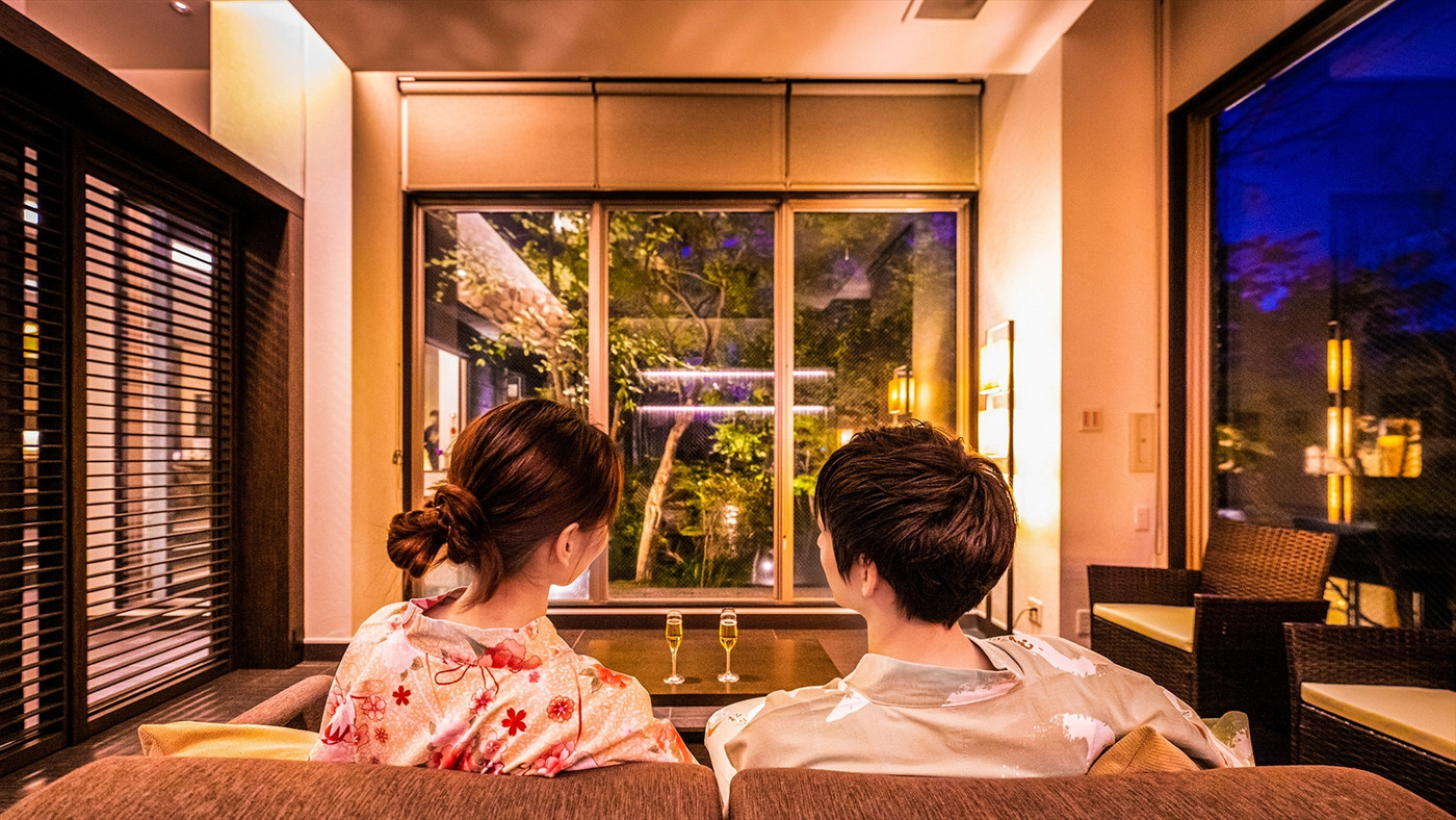 温泉旅行に行く夫婦