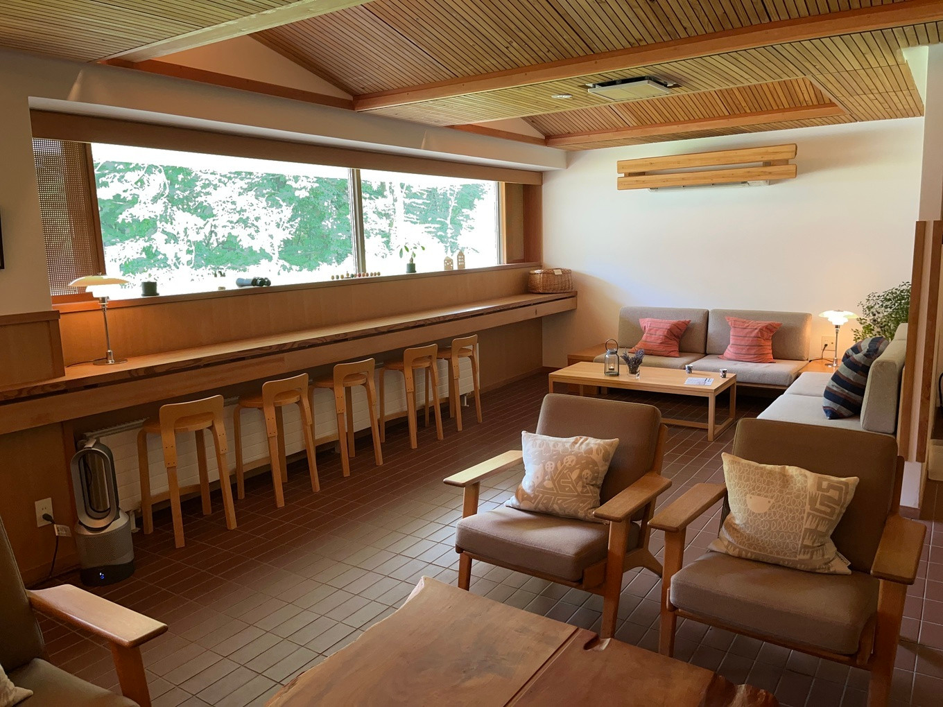 「ホテリ・アアルト」 内観 214543035 ラウンジ。冬はこの窓から雪景色